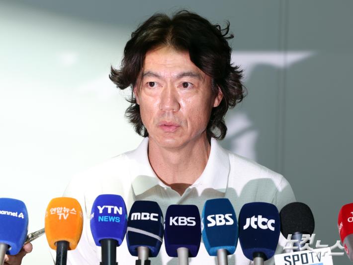 홍명보 축구대표팀 감독, 외국인 코칭스태프 선임 관련 출국