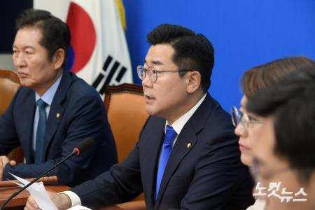 더불어민주당 박찬대 당대표 직무대행 겸 원내대표가 15일 서울 여의도 국회에서 열린 최고위원회의에서 발언을 하고 있다.