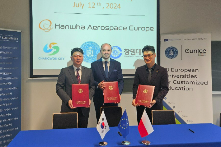 국립창원대 총장과 폴란드 포즈난 공과대학 부총장, 한화에어로스페이스 유럽 법인장이 지난 12일 포즈난 공과대학에서 국제교류협정을 체결하고 있다. 창원대 제공