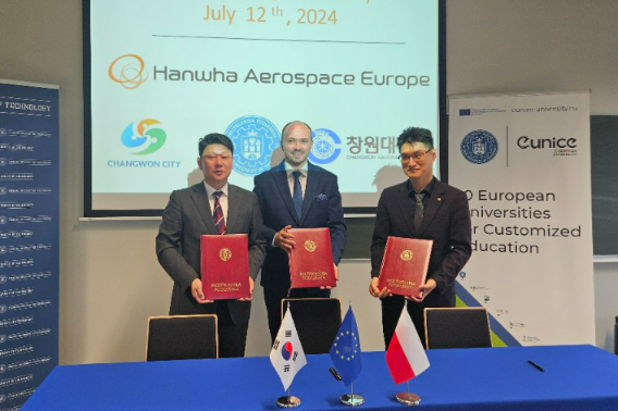 국립창원대 총장과 폴란드 포즈난 공과대학 부총장, 한화에어로스페이스 유럽 법인장이 지난 12일 포즈난 공과대학에서 국제교류협정을 체결하고 있다. 창원대 제공