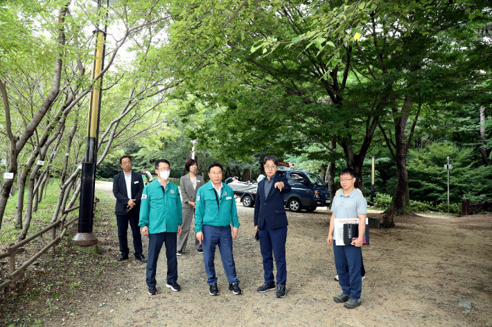 정현섭 구청장이 맨발걷기 산책로가 조성될 여좌동 내수면생태공원을 점검하고 있다. 창원시 제공
