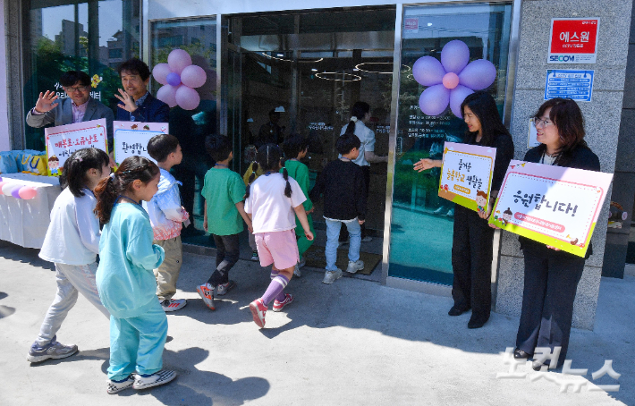지난 5월 2일 서울 구로 거점형 우리동네키움센터에서 오류, 매봉초등학교 1학년 학생들이 방과 후 늘봄교실에 참여하고 있다. 박종민 기자