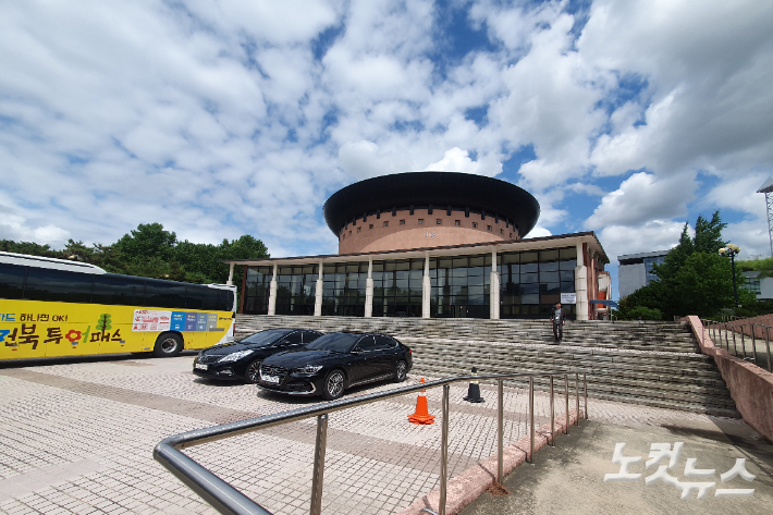 오는 10월 22일부터 사흘 동안 제22차 세계한인비즈니스 대회가 열리는 전북 전주의 전북대. 개회식과 폐회식이 열리는 전북대 삼성문화회관. 송승민 기자