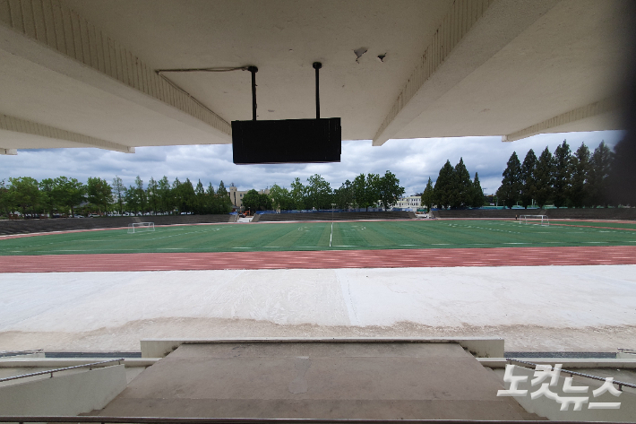 기업전시관으로 사용될 너비 47m의 철 구조물이 세워질 전북대 대운동장. 송승민 기자