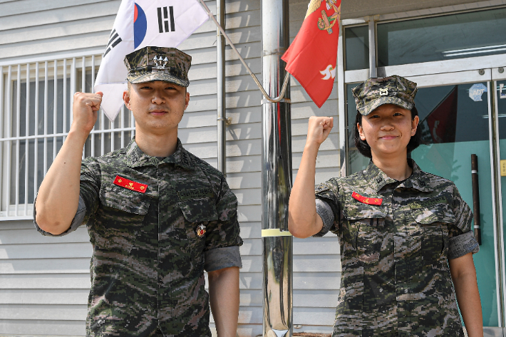 송영찬 대위, 최성은 중사(왼쪽부터). 해병대 제공