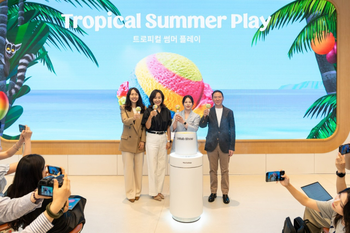 15일 '워크샵 바이 배스킨라빈스' 매장에서 '트로피컬 썸머 플레이' 신제품을 들고 SPC그룹 허희수 부사장(우측), 구글 신경자 아시아 태평양 지역 플랫폼&디바이스 마케팅 총괄(우측에서 세번째), 구글 플레이 이성민 유통 결제 파트너쉽 총괄(좌측)이 사진을 촬영하고 있다. SPC 제공