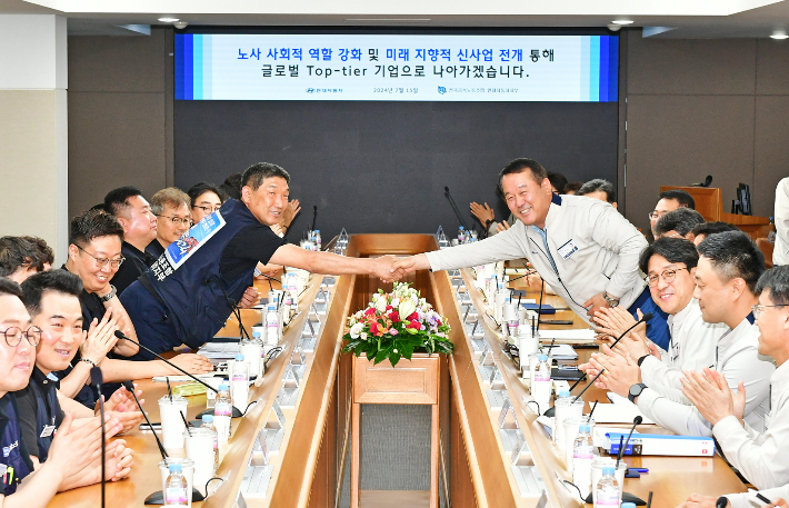 현대자동차 노사는 15일 울산공장 본관 동행룸에서 2024년 임금협상 조인식을 가졌다. 현대차 제공