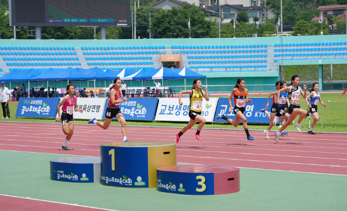 지난 13일 경북 예천 스타디움 육상 경기장에서 열린 '2024 교보생명컵 전국 초등학교 시 ·도대항 육상 경기 대회'의 트랙 경기 장면. 교보생명