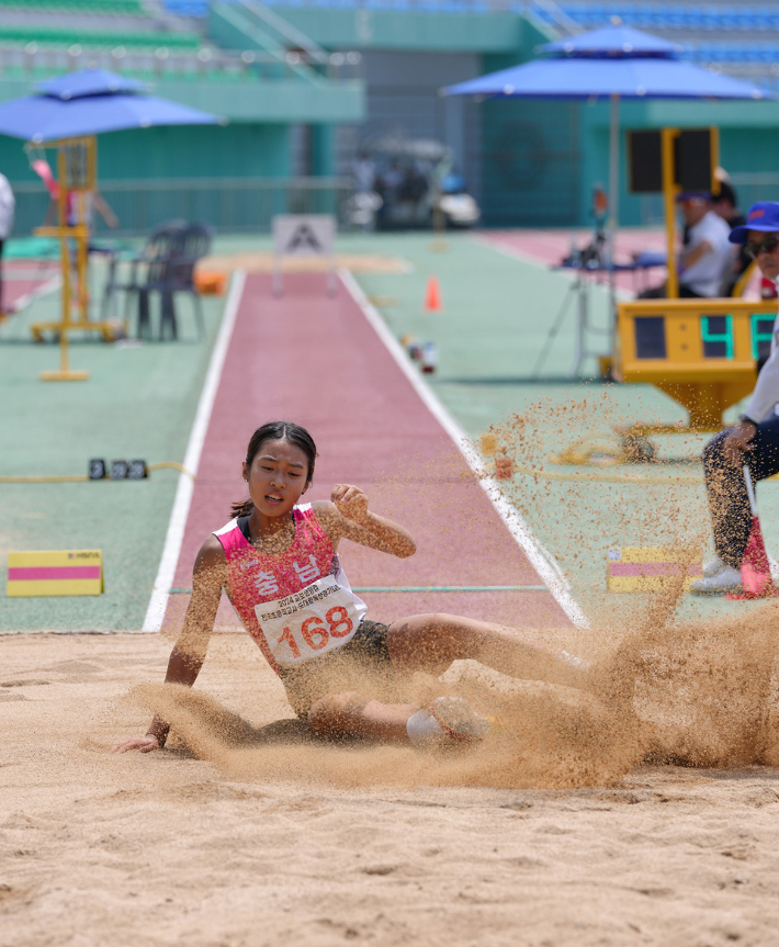 '2024 교보생명컵 전국 초등학교 시·도대항 육상 경기대회'의 멀리뛰기 종목의 경기 장면. 교보생명