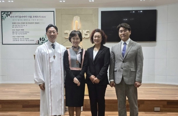 세한교회 협동목사로 임직한 날, 김명택 목사(왼쪽)와 함께. 강효숙 목사 제공