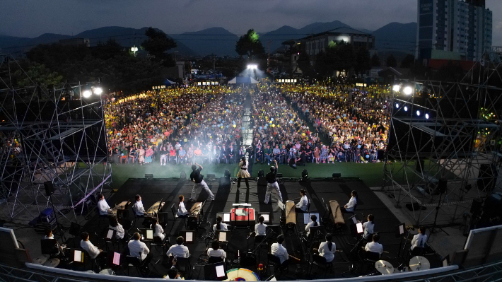 지난 13일 건천초등학교 운동장에서 열린 문화예술 르네상스 행사. 경주시 제공