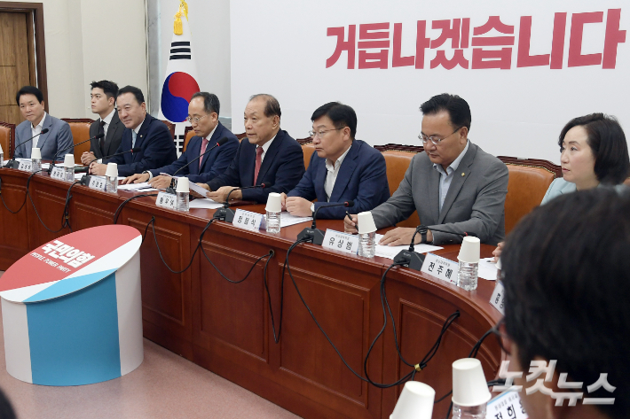 국민의힘 황우여 비상대책위원장이 15일 서울 여의도 국회에서 열린 비상대책위원회의에서 모두발언을 하고 있다. 윤창원 기자