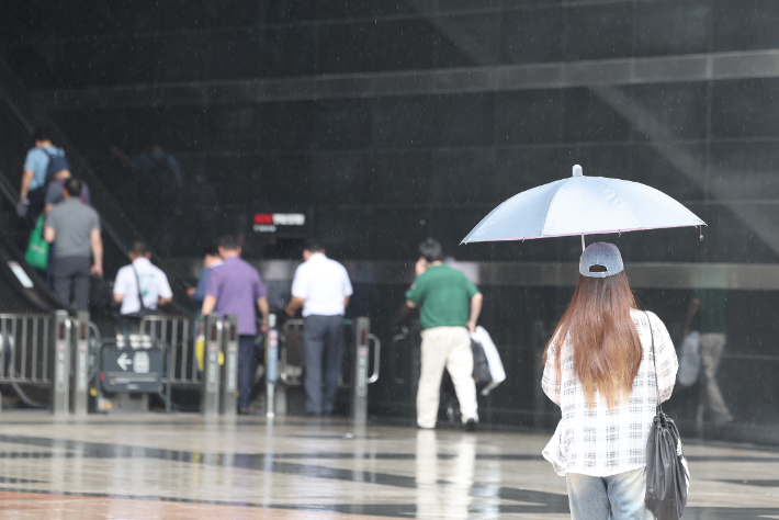 전국 곳곳에 장맛비가 내린 8일 오후 서울 용산역광장에서 우산을 쓴 시민이 이동하고 있다. 연합뉴스