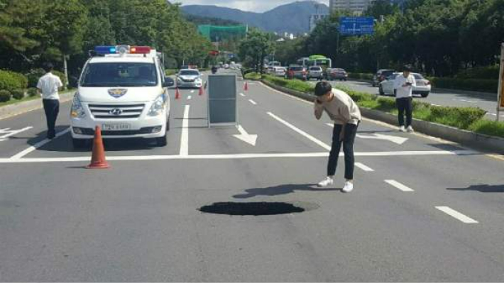창원 시민생활체육관 앞 도로에 발생한 싱크홀. 경남경찰청 제공