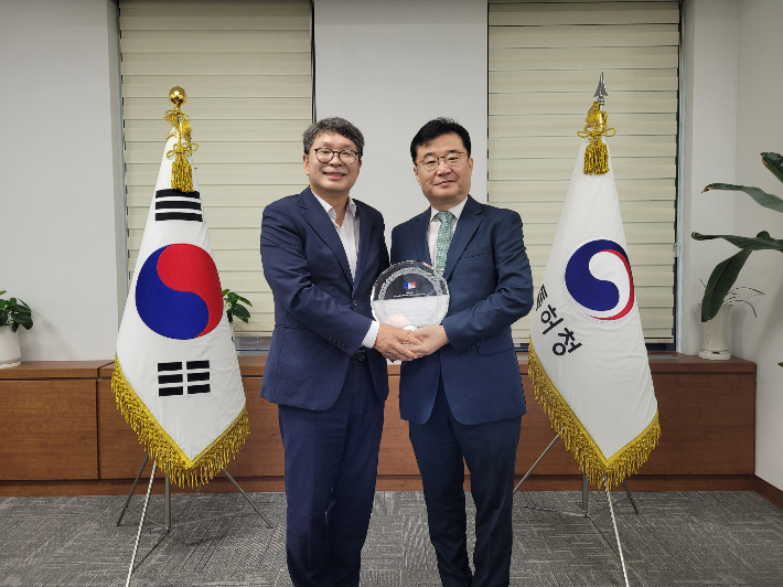 특허청 정인식 산업재산보호협력국장(왼쪽)이 우종균 MLB 국내대리인(오른쪽)으로부터 지식재산보호활동 감사패를 전달받은 뒤 기념촬영을 하고 있다. 특허청 제공