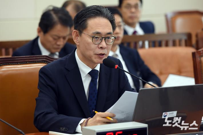 인사청문회 답변하는  강민수 국세청장 후보자