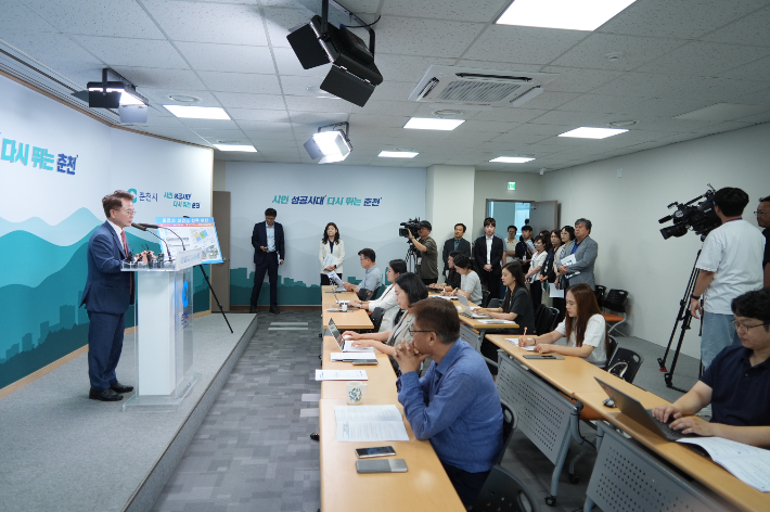 육동한 춘천시장은 16일 춘천시청 브리핑룸에서 민선 8기 2주년 연계 보건소 신축과 공공의료의 중요성에 대한 기자회견을 열었다. 춘천시 제공