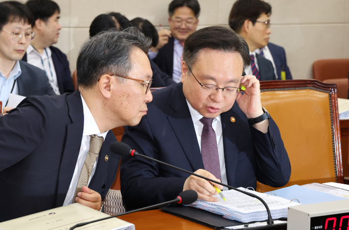 16일 오전 열린 국회 보건복지위원회 전체회의에서 조규홍 보건복지부 장관과 박민수 2차관(왼쪽)이 대화하고 있다. 연합뉴스