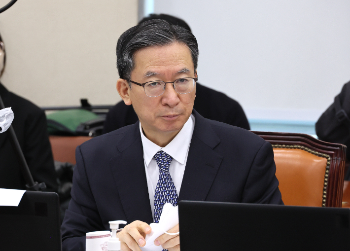  더불어민주당 정성호 의원이 17일 오전 열린 국회 국방위원회 전체회의에서 마스크를 벗고 있다. 연합뉴스 