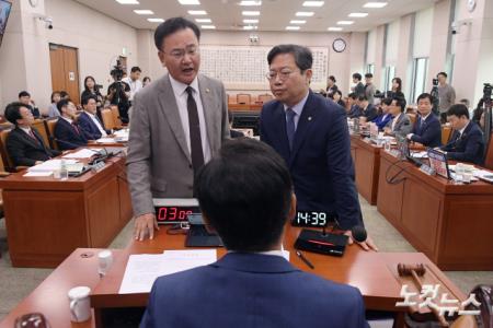 대화하는 정청래 법사위원장과 여야 간사