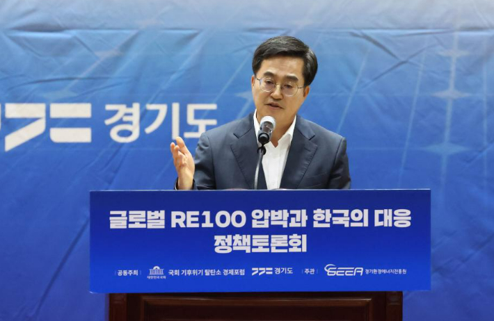 16일 오후 국회의원회관 대회의실에서 열린 '글로벌 RE100 압박과 한국의 대응'국회 토론회에서 김동연 경기도지사가 환영사를 하고 있다. 경기도 제공