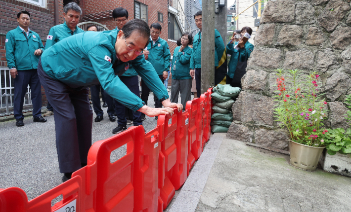 물막이판 설치현황 점검하는 한덕수 총리. 연합뉴스