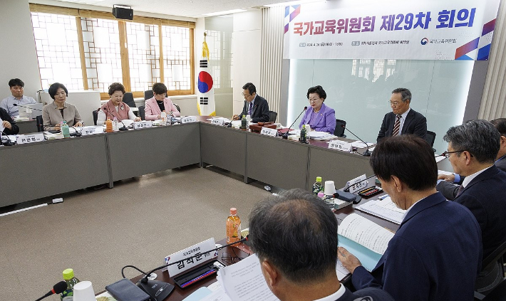 이배용 국가교육위원회 위원장이 지난 4월 26일 오후 서울 종로구 정부서울청사에서 열린 29차 전체 회의에 참석해 인사말을 하고 있다. 연합뉴스