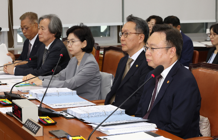 16일 열린 국회 보건복지위원회 전체회의에서 조규홍 보건복지부 장관(오른쪽)과 박민수 2차관이 의원 질의를 경청하고 있다. 연합뉴스