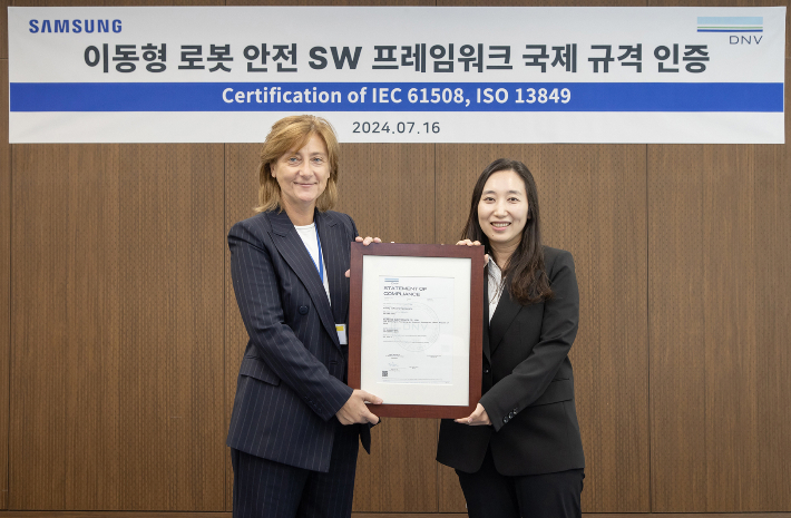 지난 16일 삼성전자 서울R&D캠퍼스에서 진행된 인증서 수여식에서 DNV 파트리치아 캄피(Patrizia Campi) 글로벌 제품 보증 본부장(왼쪽)이 삼성전자 삼성리서치 최고은 로봇 플랫폼 팀장(오른쪽)에게 'IEC 61508·ISO 13849' 인증서를 수여하는 모습. 삼성전자 제공