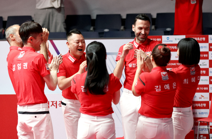 웰컴저축은행 선수들이 16일 팀 리그에서 크라운해태를 누른 뒤 세리머니를 펼치고 있다. PBA