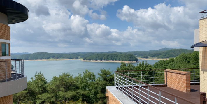 안동호반자연휴양림 호반하우스에서 바라본 안동호 전경. 경북문화관광공사 제공