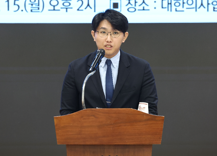 채동영 대한의사협회 홍보 이사가 지난 15일 오후 서울 용산구 의협 회관에서 열린 '올바른 의료를 위한 특별위원회' 관련 사실 정정 및 현안 관련 기자회견에서 발언하고 있다. 연합뉴스
