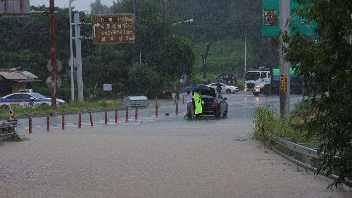경기북부 접경지에 호우경보가 내린 17일 오전 경기도 파주시 문산읍 당동IC가 침수돼 경찰이 도로를 통제하고 있다. 연합뉴스