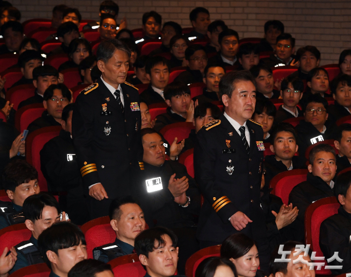 윤희근 경찰청장(오른쪽)과 조지호 서울경찰청장. 황진환 기자