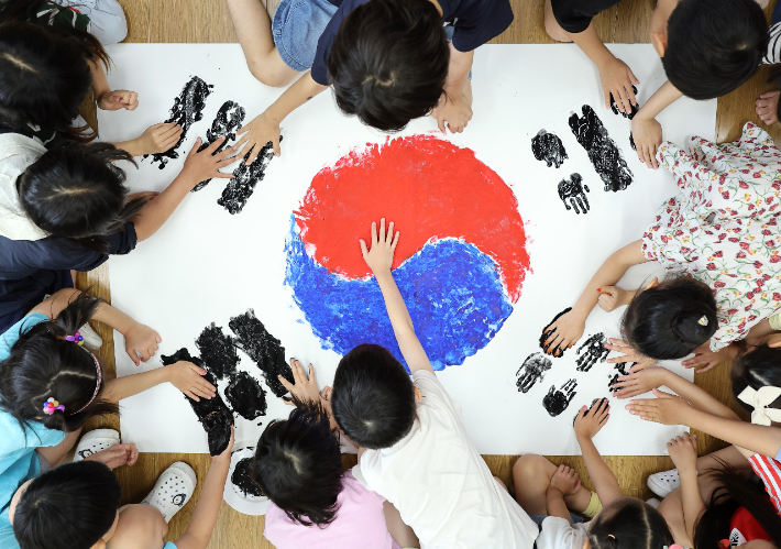 손바닥으로 찍은 태극기. 연합뉴스