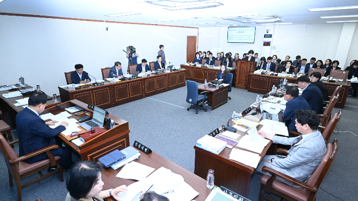 제주도의회 교육위원회가 17일 정무부교육감을 신설하는 내용의 제주도교육청 조직개편안을 심의했지만 결론을 내지 못했다. 제주도의회 제공