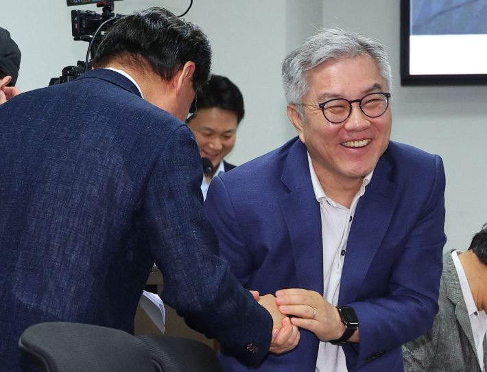 17일 오후 국회 의원회관에서 열린 윤석열 대통령 탄핵 소추 국민청원 130만 돌파 긴급토론회에서 최강욱 전 의원이 조국혁신당 황운하 원내대표와 악수하고 있다. 연합뉴스