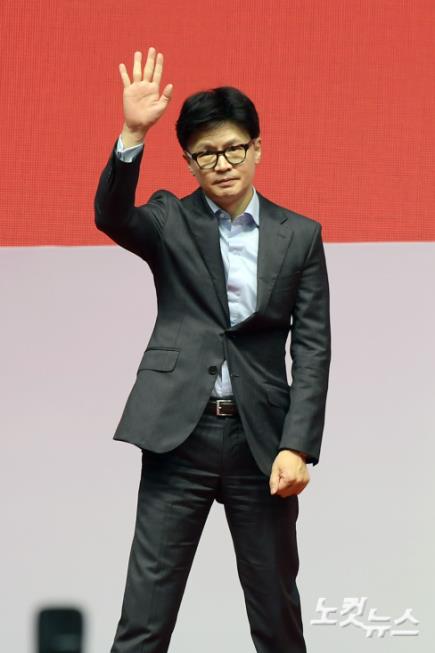 17일 경기도 고양 소노 아레나에서 열린 국민의힘 제4회 전당대회 서울·인천·경기·강원 합동연설회에서 한동훈 당대표 후보가 정견발표에 앞서 손을 들어 인사를 하고 있다.