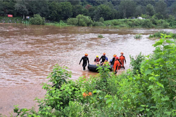 17일 오후 2시 8분쯤 강원 홍천군 서면 모곡리의 한 오토캠핑장 진출입로가 침수돼 야영객과 캠핑장 관리자 등 6명이 소방당국으로부터 구조됐다. 강원소방본부 제공.