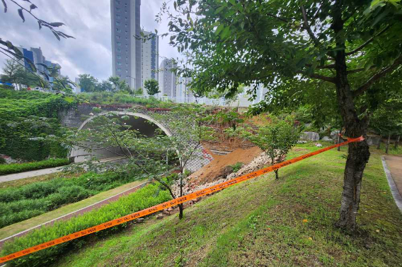17일 오전 10시 6분쯤 강원 원주시 반곡동 뒷돌교 옆 사면이 폭우로 인해 무너져 내렸다. 강원소방본부 제공.