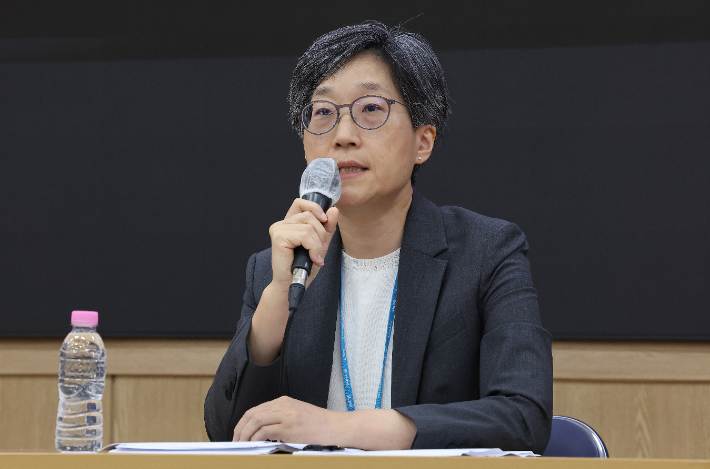 강희경 서울대 의대·병원 교수 비상대책위원회 위원장이 15일 서울의대 융합관에서 열린 '조규홍 보건복지부 장관께 드리는 의견'을 주제로 한 기자회견에서 발언하고 있다. 연합뉴스