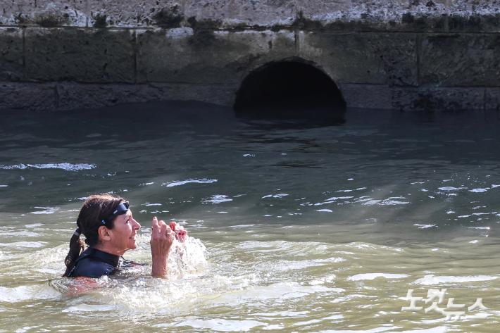 센강에 뛰어든 안 이달고 파리 시장