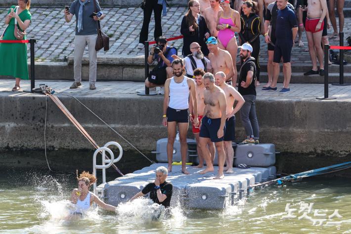 센강 뛰어든 파리 시민들
