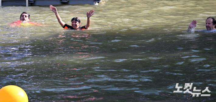 수영하는 파리 시장