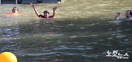 수영하는 파리 시장