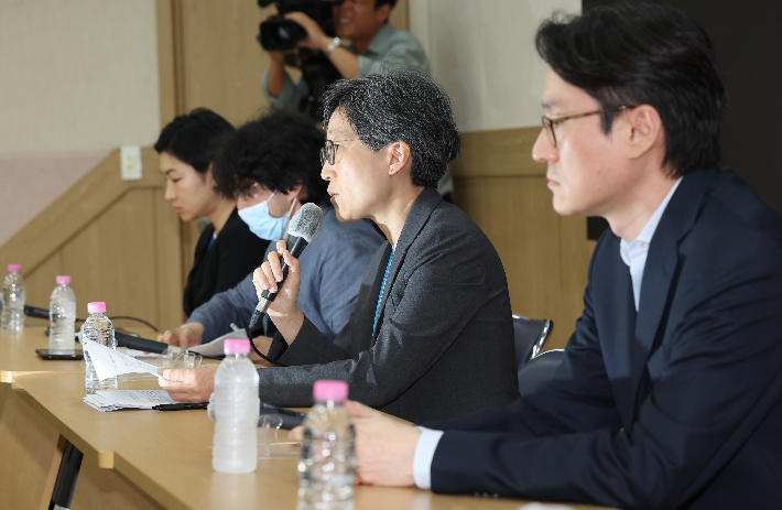 강희경 서울대 의대·병원 교수 비상대책위원회 위원장(오른쪽 두번째)이 15일 오전 서울 종로구 서울의대 융합관에서 열린 '조규홍 보건복지부 장관께 드리는 의견'을 주제로 한 기자회견에서 발언하고 있다. 연합뉴스