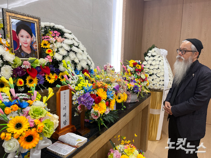 고 이예람 중사 아버지인 이주완 씨가 이 중사의 장례식을 하루 앞둔 17일, 이 중사의 영정 사진을 보고 있다. 남승현 기자