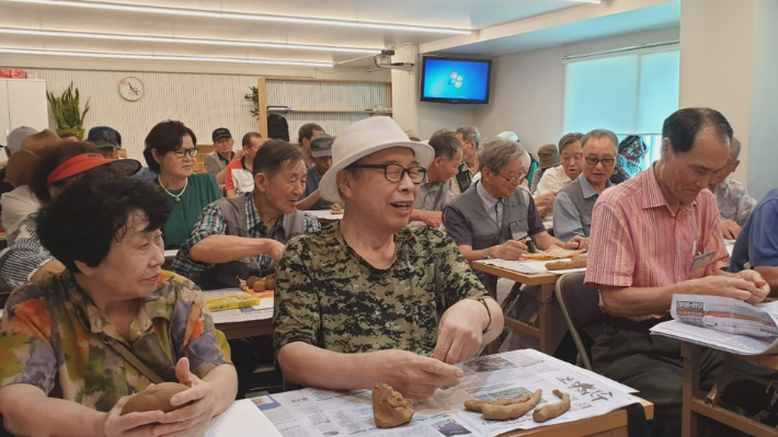 엘드림대학의 어르신들이 찰흙으로 작품을 만들고 있다. 