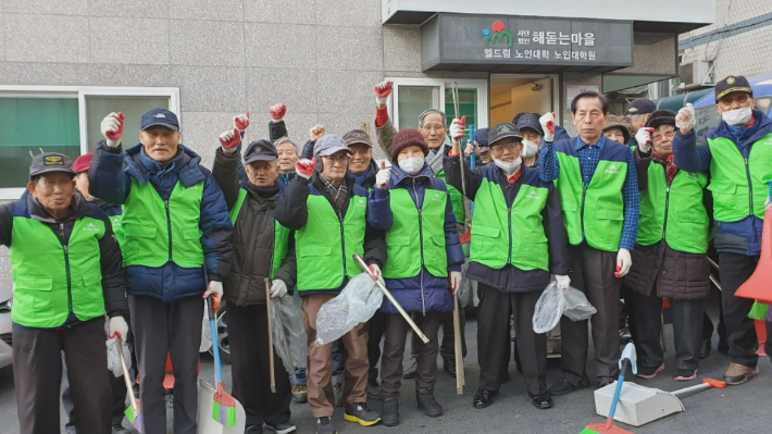 엘드림노인대학 어르신들은 거리 청소 등 지역사회를 위한 봉사활동도 펼치고 있다. 