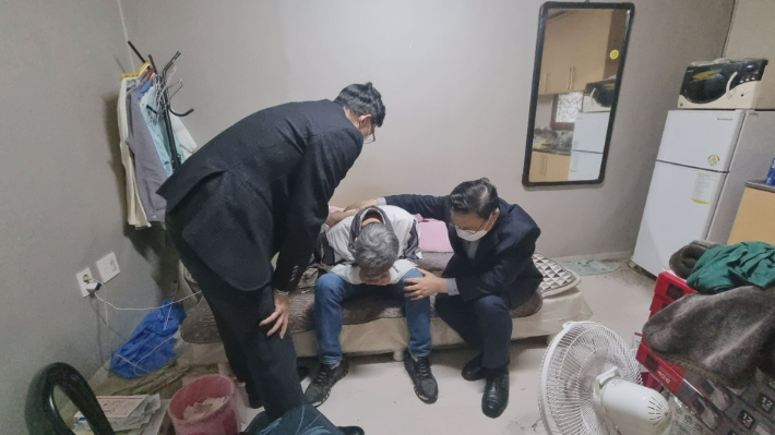 쪽방촌 어르신을 위해 기도하고 있는 장헌일목사 